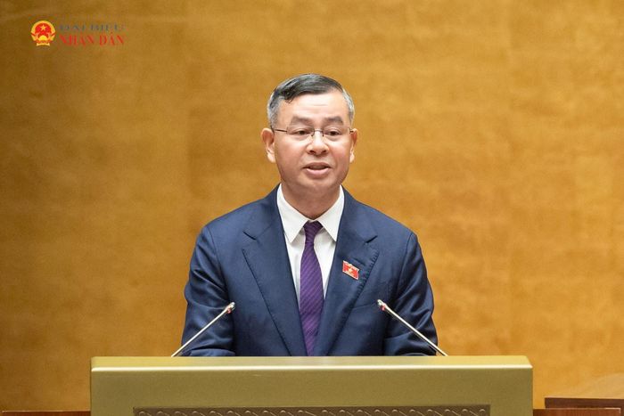Bộ trưởng Bộ Tài chính Ngô Văn Tuấn trình bày trình bày Tờ trình dự án Nghị quyết. Ảnh: Phạm Thắng