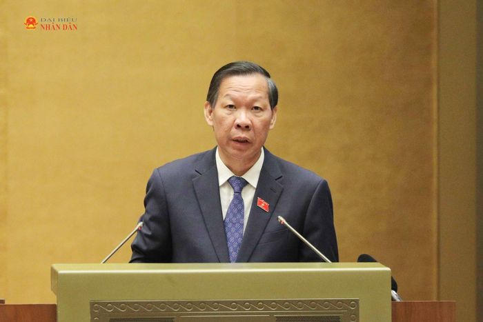 Chủ nhiệm Ủy ban Kinh tế và Tài chính Phan Văn Mãi trình bày Báo cáo thẩm tra dự án Nghị quyết. Ảnh: Hồ Long