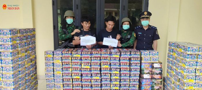 Hai đối tượng người Lào bị bắt với tang vật 633 kg pháo hoa nổ.