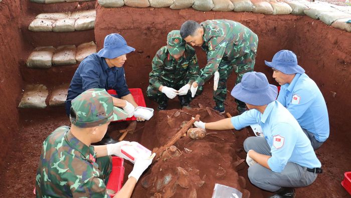 Trong quá trình tìm kiếm, quy tập hài cốt liệt sĩ lực lượng làm nhiệm vụ đã phát hiện nhiều di vật quý giá. Ảnh: Văn Dũng