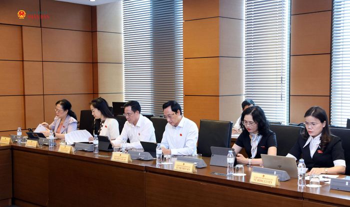Các đại biểu tham dự phiên thảo luận tại Tổ 5