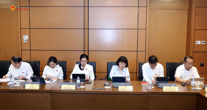Các đại biểu tham dự phiên thảo luận tại Tổ 5