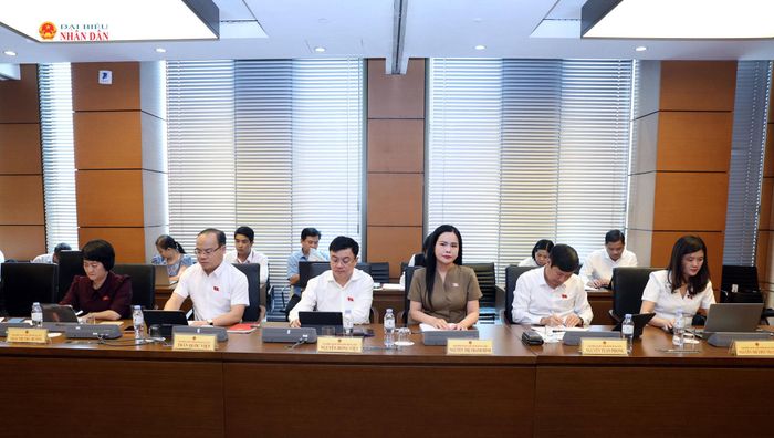 Các đại biểu tham dự phiên thảo luận tại Tổ 5