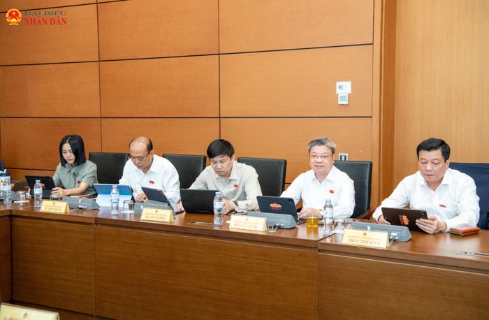 Các đại biểu tham dự phiên thảo luận tại tổ