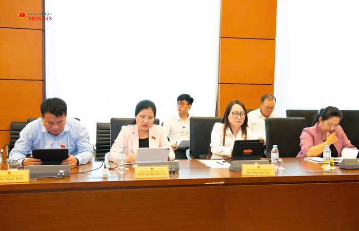 Các đại biểu tham dự phiên thảo luận tại Tổ 11