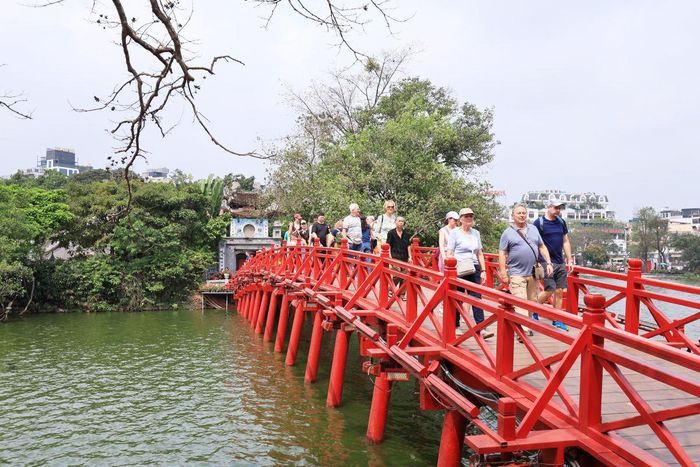 Khách quốc tế tham quan đền Ngọc Sơn, Hà Nội. Nguồn: vietnamtourism.gov.vn
