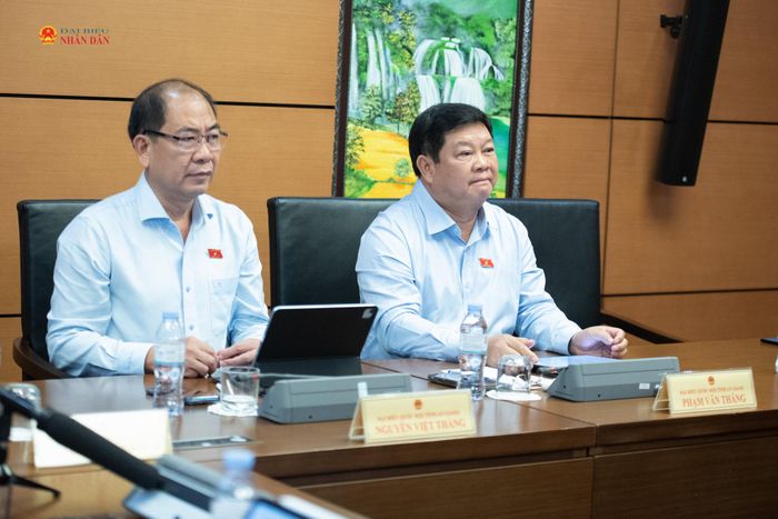 Các đại biểu Đoàn ĐBQH An Giang tham gia phiên thảo luận ở tổ