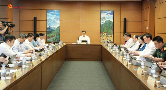 Toàn cảnh phiên thảo luận tại Tổ 6. Ảnh: Khánh Duy