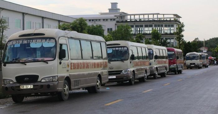 Xe đưa đón công nhân của các nhà máy, doanh nghiệp