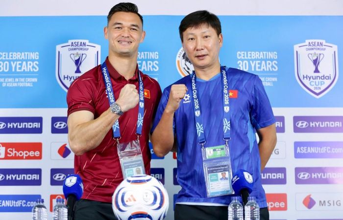 Thủ môn Lê Giang Patrik (trái) và HLV Kim Sang Sik. Ảnh: Liên đoàn Bóng đá Việt Nam