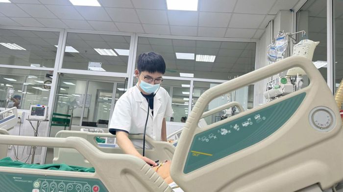 Mặc dù đã qua giai đoạn nguy kịch, bệnh nhân vẫn cần tiếp tục điều trị đủ liệu trình và được theo dõi sát (Ảnh: BVCC)