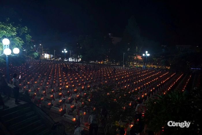 Thắp nến tri ân tại Nghĩa trang Liệt sĩ Việt - Lào.