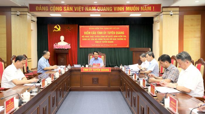 Đồng chí Hầu A Lềnh, Ủy viên Ban Chấp hành Trung ương Đảng, Bí thư Tỉnh ủy Tuyên Quang chủ trì cuộc họp Thường trực Tỉnh ủy tuần thứ 32 năm 2026. Ảnh Báo Tuyên Quang