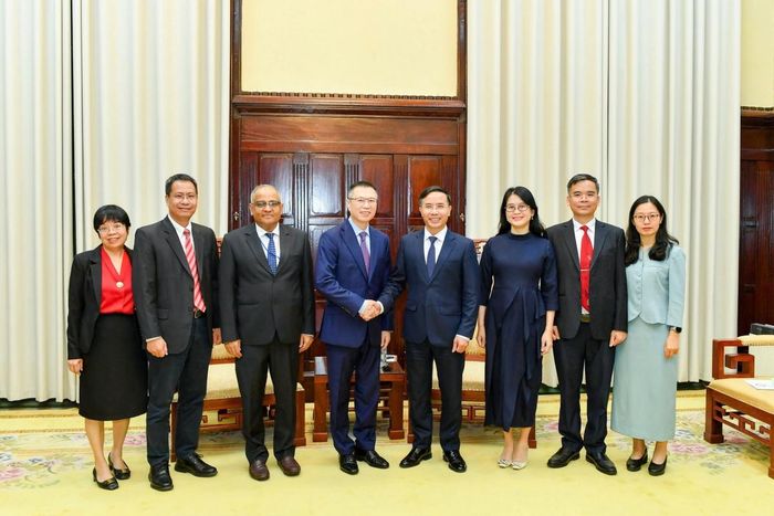 Thống đốc Phạm Đức Ấn chụp ảnh lưu niệm cùng đoàn công tác của ADB