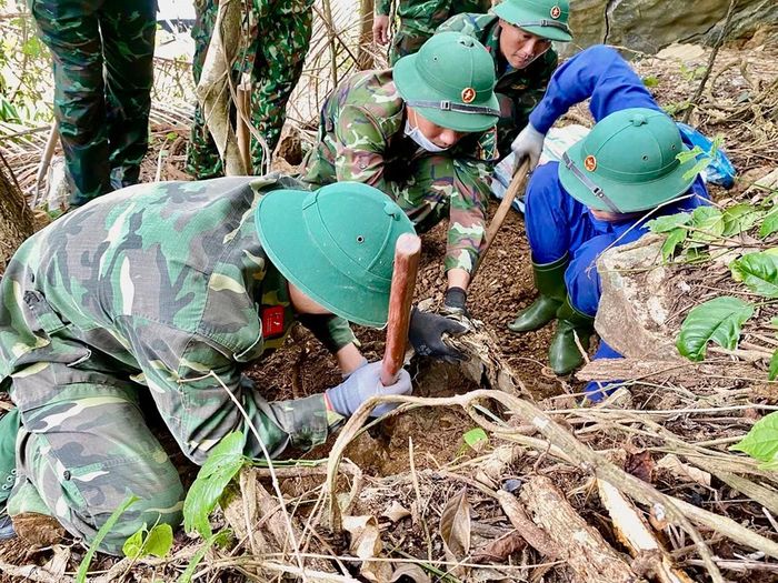 Cán bộ, chiến sĩ Đội Quy tập hài cốt liệt sĩ Đoàn Kinh tế - Quốc phòng 337 cẩn trọng khai quật tại khu vực Cha Lỳ, nơi vừa phát hiện hài cốt liệt sĩ