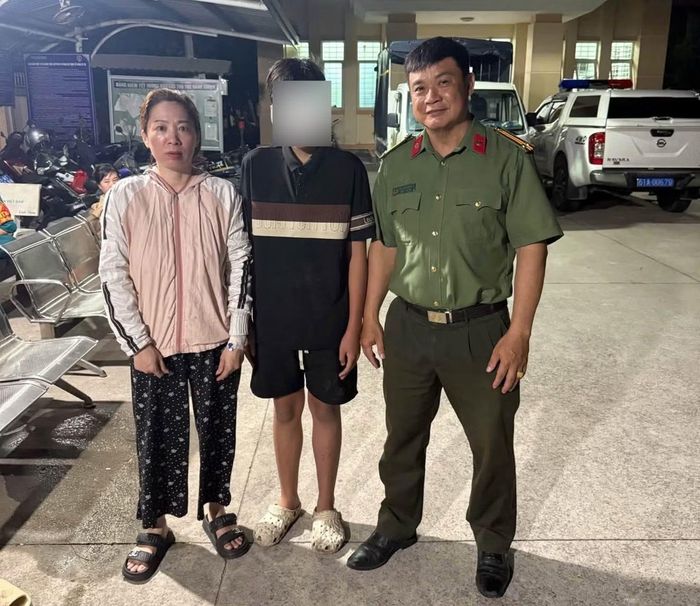  Công an phường bàn giao em P.D.A cho gia đình. 