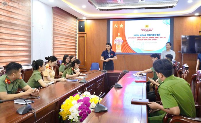 Câu lạc bộ tiếng Anh của Thanh niên - Phụ nữ Công an Cà Mau sinh hoạt chuyên đề.