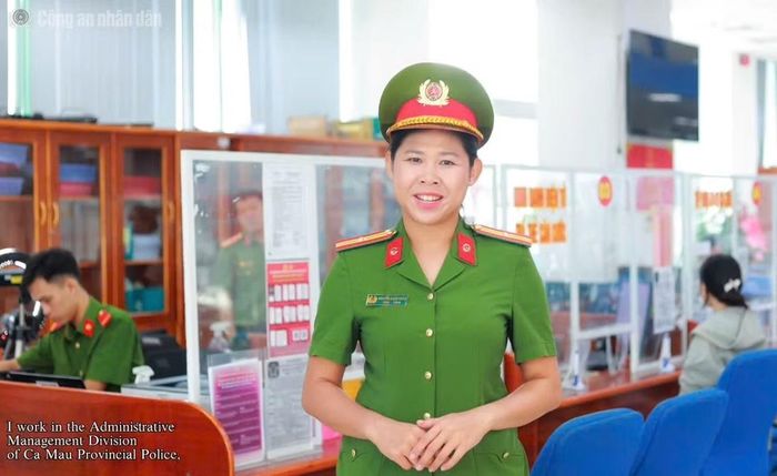 Thiếu tá Nguyễn Xuân Thảo, cán bộ Phòng CSQLHC về TTXH xây dựng video tham gia Cuộc thi tiếng Anh do Ban Phụ nữ CAND phát động.