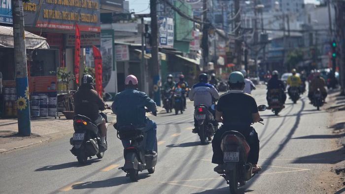Tuyến đường hẹp nhưng xe tải nặng vẫn được ưu tiên di chuyển vào công trường.