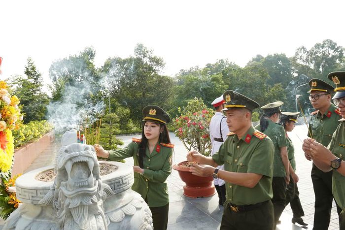 Đoàn công tác thắp hương tưởng nhớ các Anh hùng liệt sĩ.