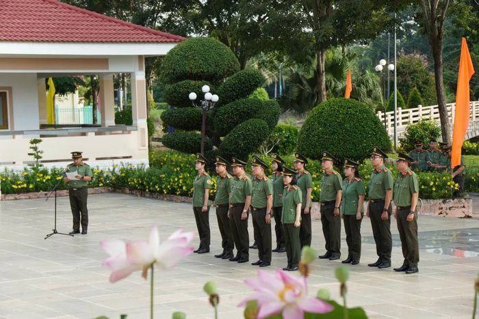 Đoàn công tác dâng hoa, dâng hương Nhà tưởng niệm Bác Hồ.