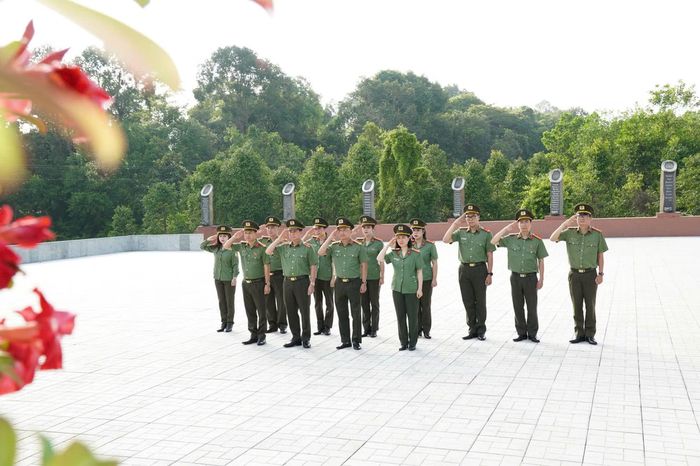 Đoàn công tác dâng hoa, dâng hương tại Tượng đài bảo vệ an ninh Tổ quốc.
