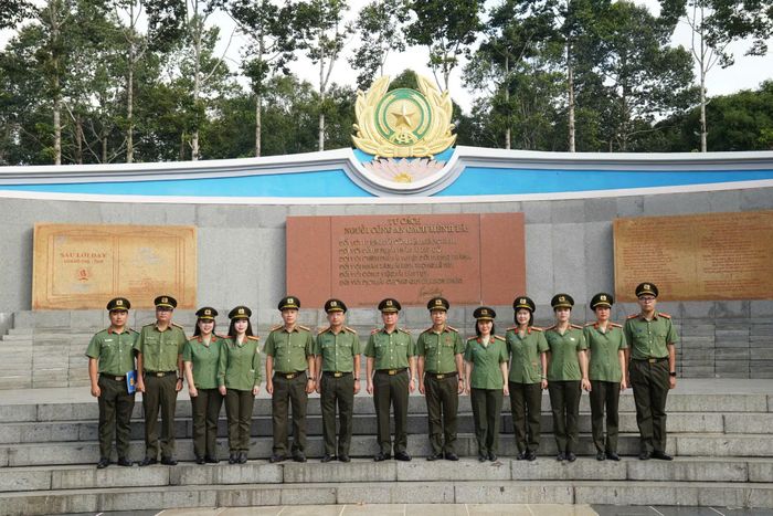 Đoàn công tác tại khu vực Tượng đài cố Bộ trưởng Phạm Hùng.
