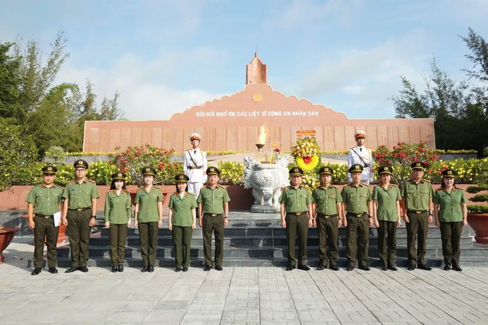 Đoàn công tác chụp ảnh lưu niệm tại Bia Tưởng niệm các Anh hùng, liệt sĩ.