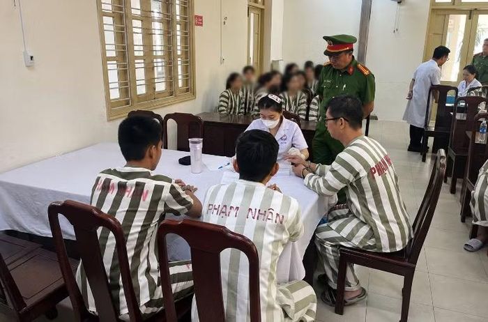 Các phạm nhân tại Trại tạm giam Công an TP Huế được dạy pha chế thức uống và kiểm tra sức khỏe y tế.