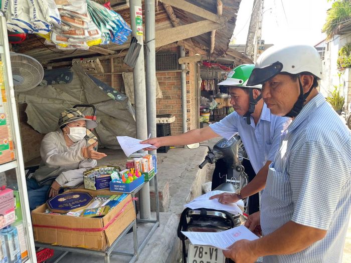 Thông báo chấm dứt hoạt động chợ tự phát từ ngày 15/8/2026 được gửi đến từng tiểu thương.