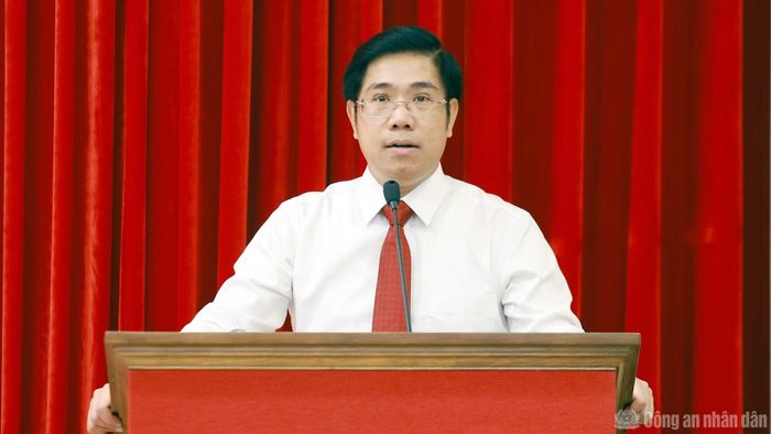 Các đại biểu tham luận tại hội thảo.