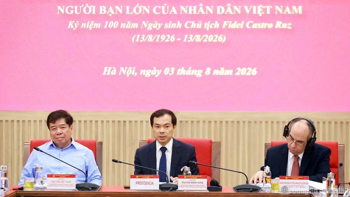 PGS.TS Nguyễn Mạnh Hùng, PGS.TS Nguyễn Viết Thảo và Đại sứ Rogelio Polanco Fuentes đồng chủ trì hội thảo.