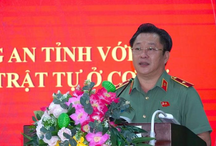 Thiếu tướng Lâm Phước Nguyên, Giám đốc Công an tỉnh Đồng Tháp đối thoại với lực lượng tham gia bảo vệ ANTT ở cơ sở.