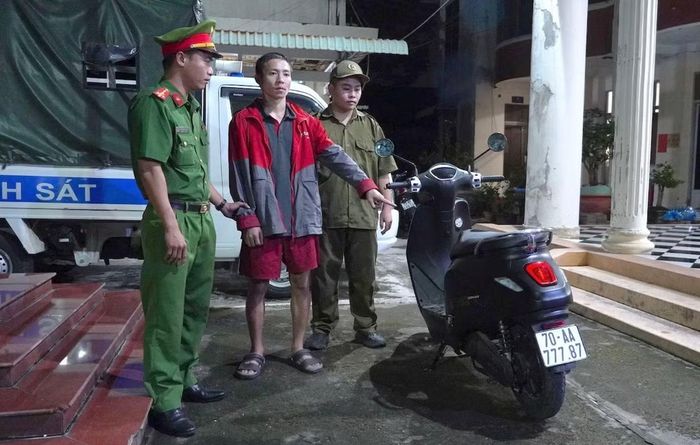 Đối tượng Nguyễn Văn Thành cùng xe máy điện khi bị bắt giữ.