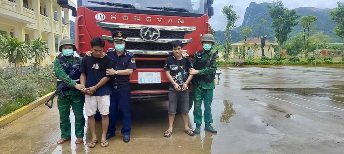Hai đối tượng trên xe mang biển kiểm soát Lào 0945 bị bắt giữ khi nhập cảnh vào Việt Nam cùng hơn 633 kg pháo hoa nổ và 35 viên ma túy tổng hợp.