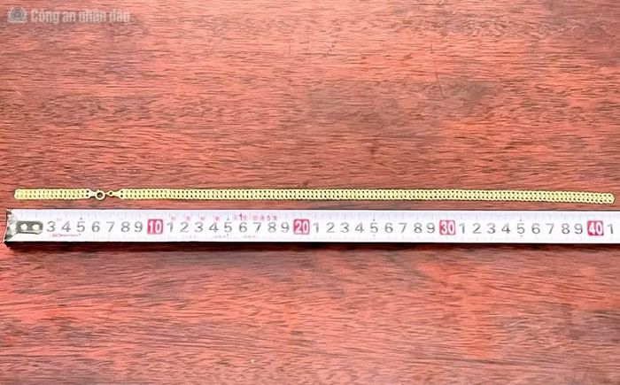 Tang vật thu giữ trong vụ cướp giật tài sản xảy ra ngày 31/7.