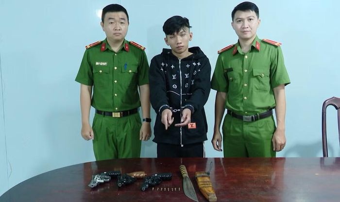 Đặng Trường Thọ cùng tang vật.