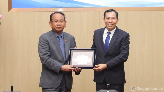 Thứ trưởng Lê Văn Tuyến tặng quà lưu niệm ngài Santibindit Chan Ean.