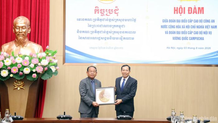 Ngài Santibindit Chan Ean tặng quà lưu niệm Thứ trưởng Lê Văn Tuyến.