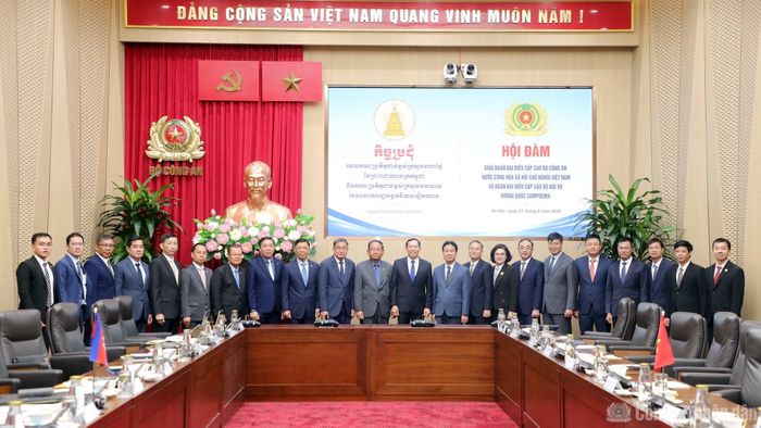 Thứ trưởng Lê Văn Tuyến và ngài Santibindit Chan Ean cùng các đại biểu.