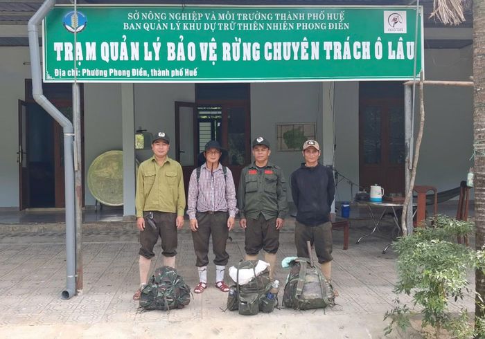 Ông Nguyễn Đắc Tiến, Trạm trưởng Trạm quản lý bảo vệ rừng chuyên trách Ô Lâu (góc trái) cùng đồng đội lên đường hỗ trợ xác minh thông tin, tìm kiếm phần mộ các liệt sĩ tại điểm cao 407.