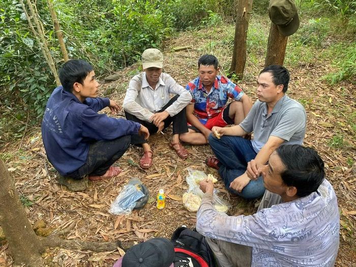 Trung tá Tạ Xuân Hậu (người ngồi thứ 2 từ phải sang trái) trong một lần vào Huế tìm kiếm phần mộ bác ruột là liệt sĩ.