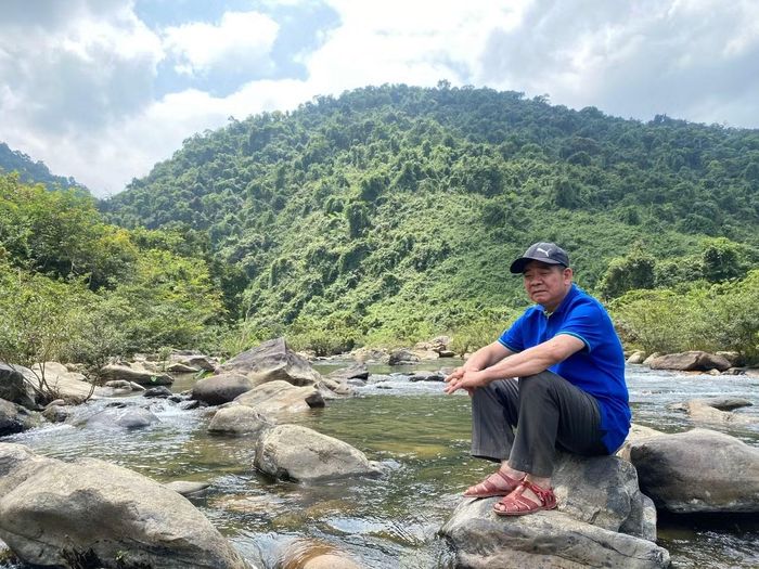 Cựu binh Trịnh Huy Quyền trong một lần vào vùng rừng núi ở Huế tìm kiếm phần mộ liệt sĩ Tạ Phương Dung và đồng đội vào năm 2023.