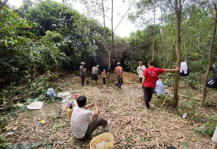 Thân nhân của liệt sĩ Tạ Phương Dung nhiều lần vào vùng đồi núi ở Phong Điền để tìm kiếm phần mộ của liệt sĩ Dung và đồng đội.