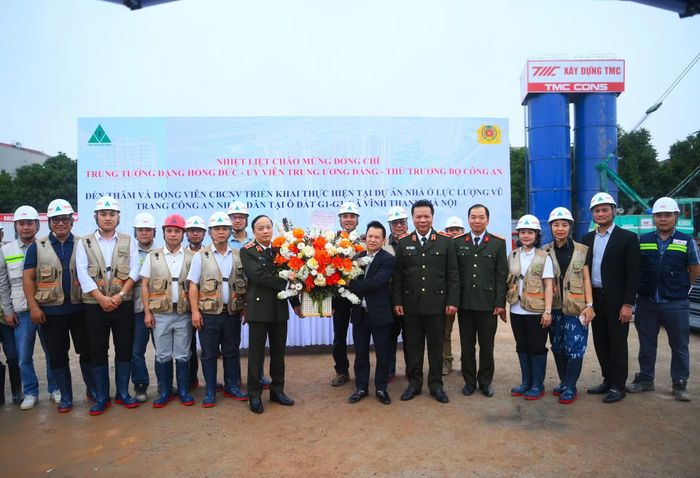 Thượng tướng Đặng Hồng Đức, Ủy viên Trung ương Đảng, Thứ trưởng Bộ Công an, Ủy viên Trung ương Đảng, Thứ trưởng Bộ Công an thăm, động viên cán bộ, công nhân viên thực hiện dự án tại xã Vĩnh Thanh, TP Hà Nội, ngày 25/2/2026.