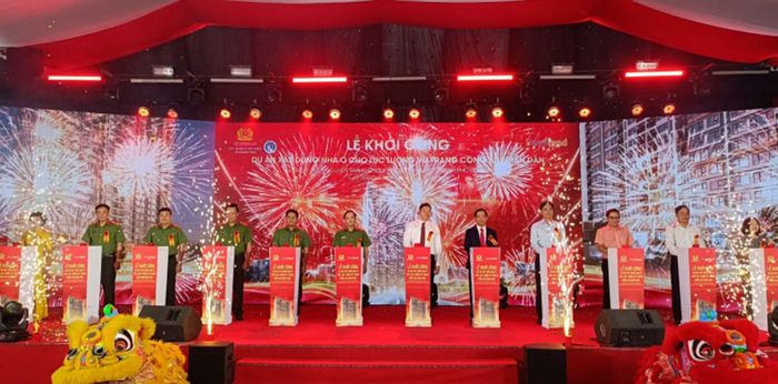 Thượng tướng Đặng Hồng Đức, Ủy viên Trung ương Đảng,Thứ trưởng Bộ Công an cùng các đại biểu thực hiện nghi thức khởi công dự án nhà ở CBCS CAND tại phường Bình Phú, TP Hồ Chí Minh, ngày 7/12/2025.