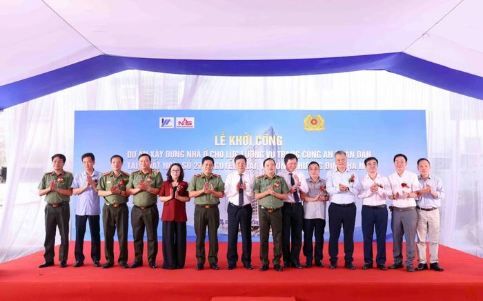 Thượng tướng Đặng Hồng Đức, Ủy viên Trung ương Đảng, Thứ trưởng Bộ Công an; đồng chí Dương Đức Tuấn, Phó Chủ tịch Thường trực UBND TP Hà Nội cùng các đại biểu dự lễ khởi công nhà ở CBCS CAND tại phường Khương Đình, TP Hà Nội, ngày 14/8/2025.