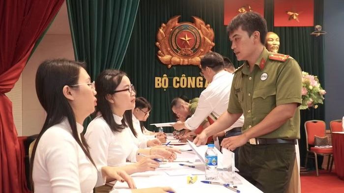 Cán bộ, chiến sỹ thực hiện các quy trình bốc thăm vị trí căn hộ dưới sự chứng kiến của đại diện các đơn vị chức năng Bộ Công an.