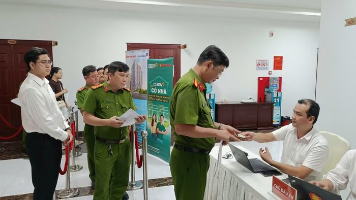 CBCS tham gia bốc thăm vị trí căn hộ dự án nhà ở cho CBCS CAND tại phường Đông Hưng Thuận, TP Hồ Chí Minh, ngày 23/5/2026.