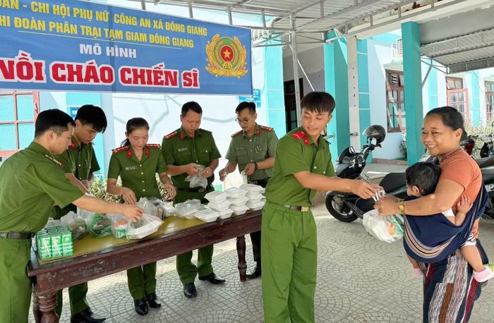 CBCS Công an xã Đông Giang tổ chức “Nồi cháo chiến sĩ” tại Trung tâm Y tế Khu vực Đông Giang.